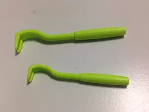 Two tick removers in different sizes