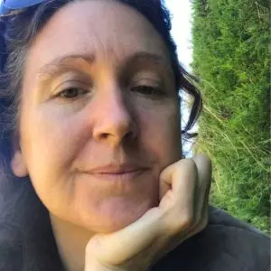 Brown haired woman with her chin leaning on the palm of her hand